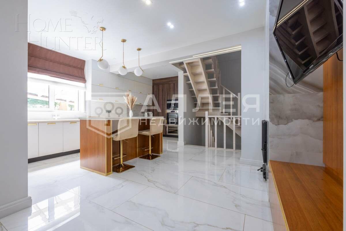 3-этажный коттедж 285 м² с отделкой