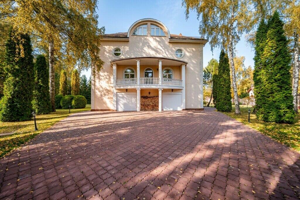 3-этажный коттедж 880 м² с отделкой