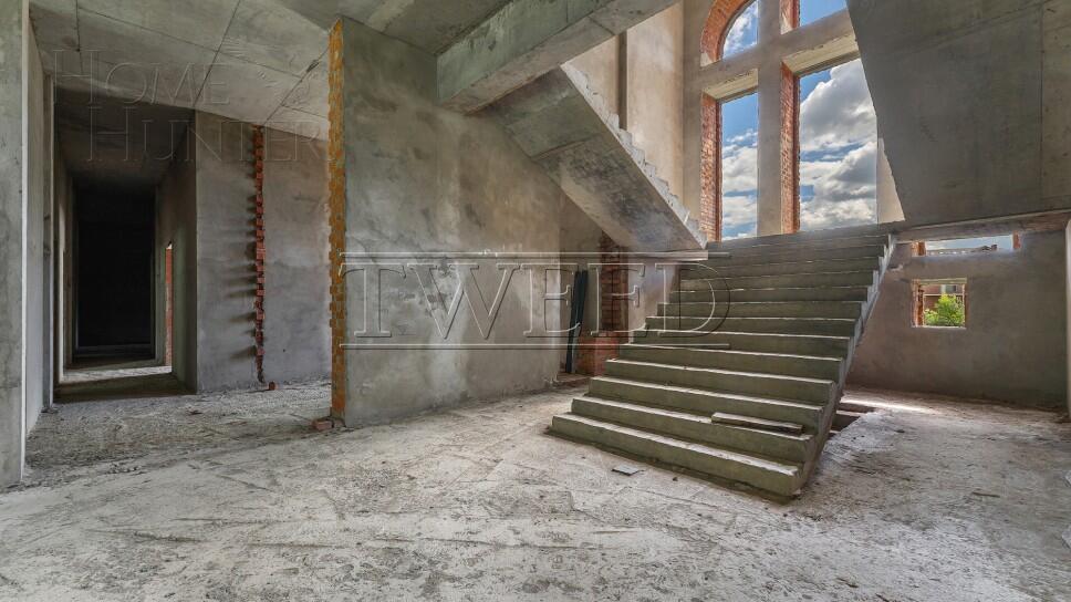 3-этажный коттедж 1 400 м² без отделки