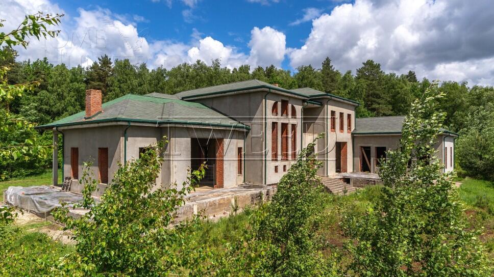 3-этажный коттедж 1 400 м² без отделки