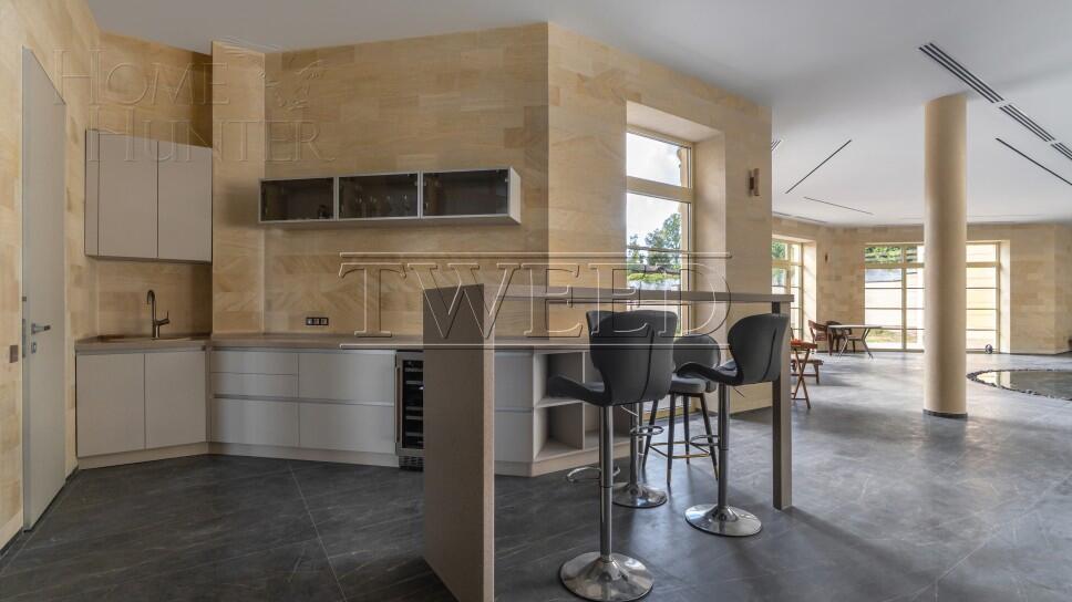 3-этажный коттедж 1 900 м² без отделки