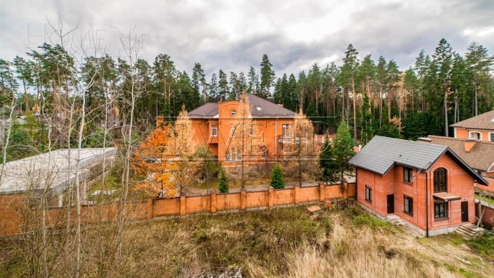 3-этажный коттедж 1 100 м² без отделки