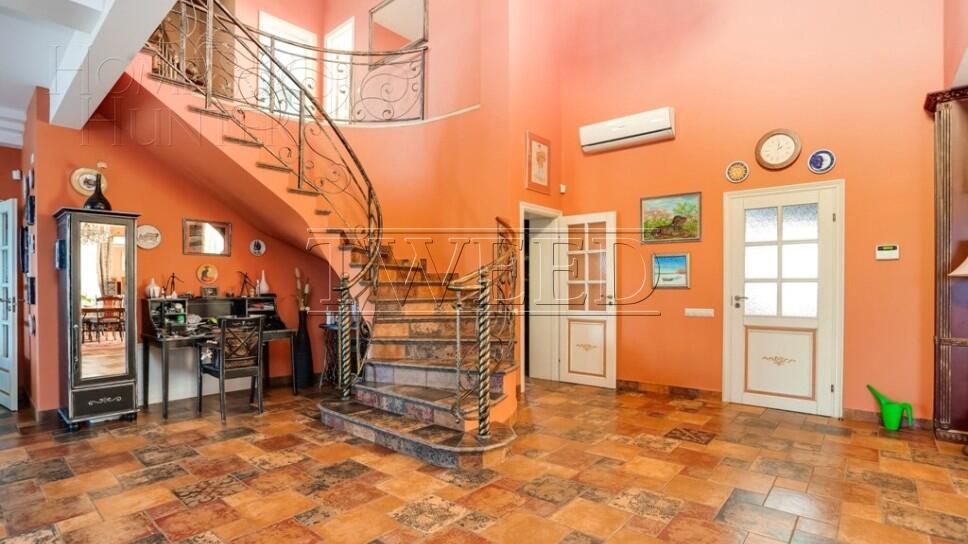 3-этажный коттедж 450 м² с отделкой
