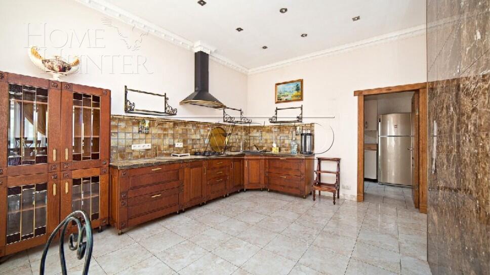 4-этажный коттедж 700 м² с отделкой