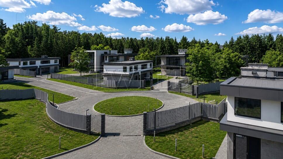 3-этажный коттедж 2 053 м² без отделки