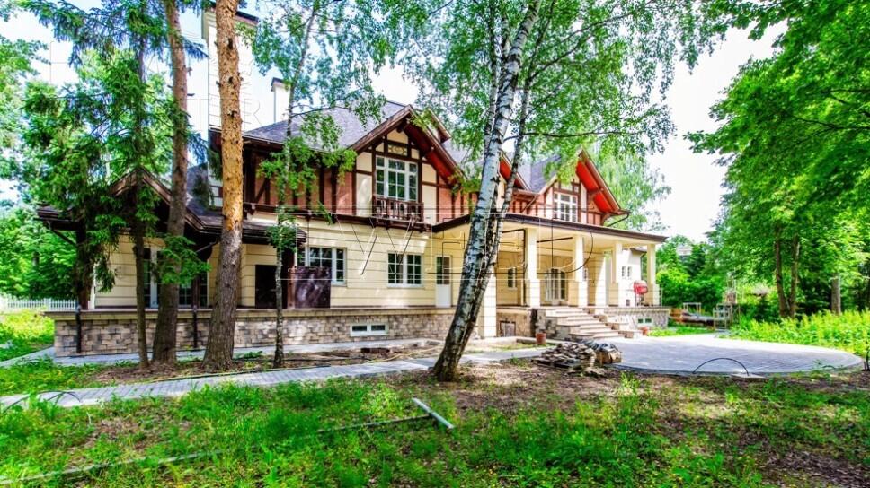 4-этажный коттедж 1 200 м² с отделкой