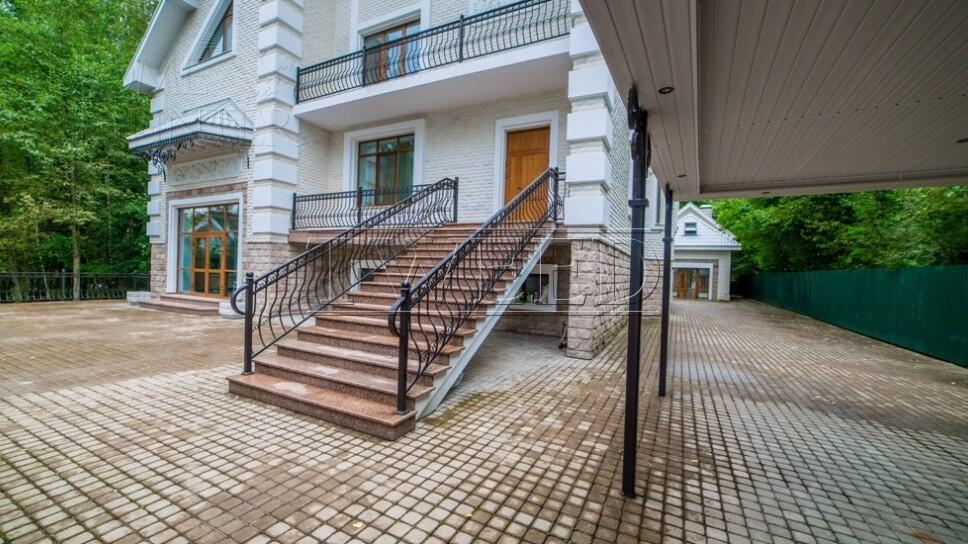 4-этажный коттедж 850 м² с отделкой