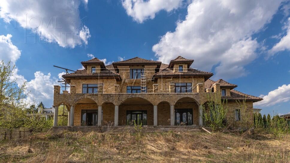 3-этажный коттедж 650 м² без отделки