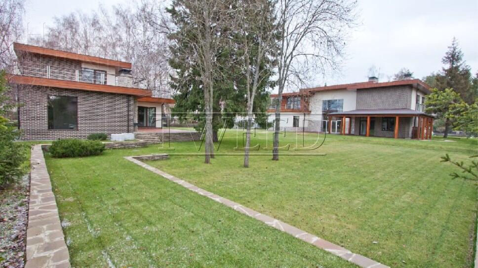 3-этажный коттедж 650 м² без отделки