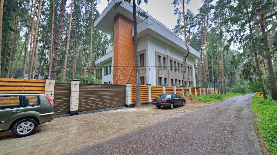 4-этажный коттедж 1 300 м² с отделкой