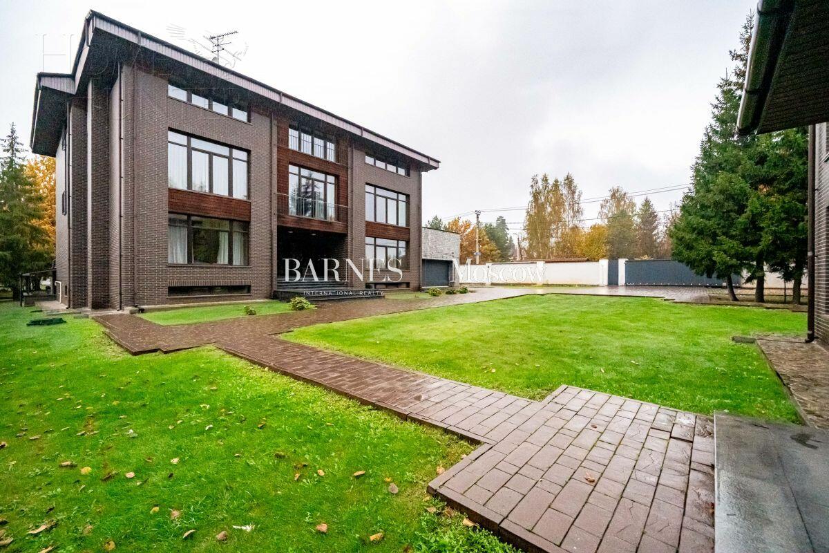 3-этажный коттедж 1 477 м² с отделкой