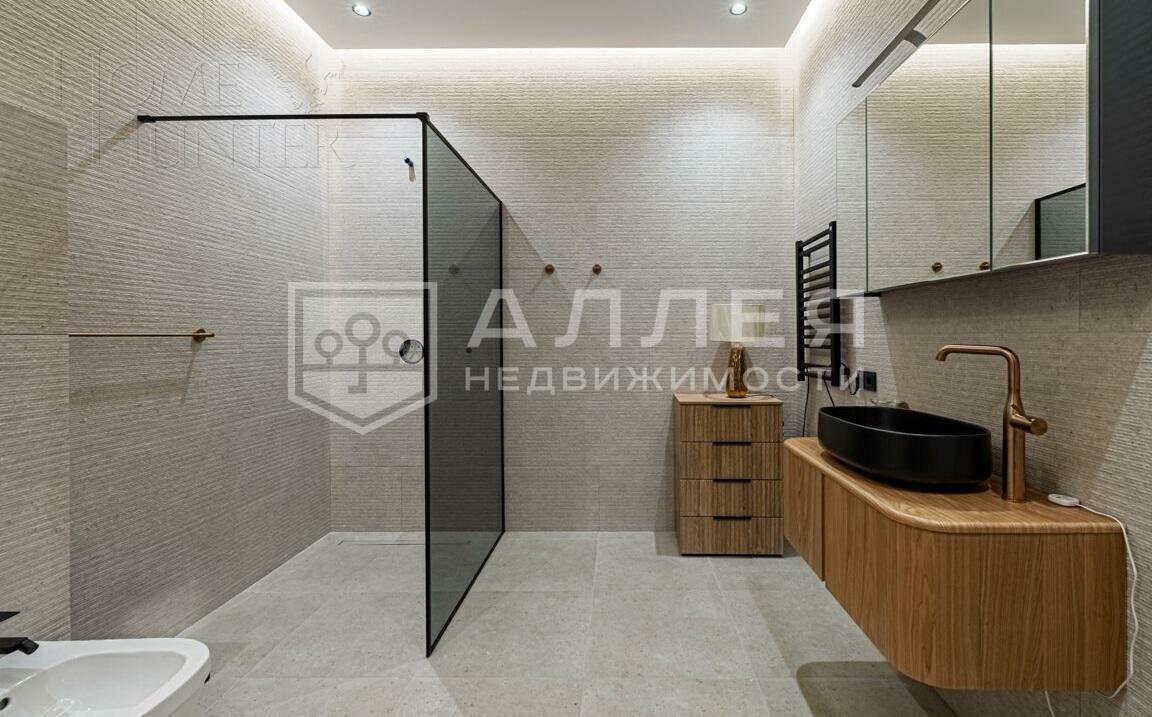 3-этажный коттедж 1 250 м² с отделкой
