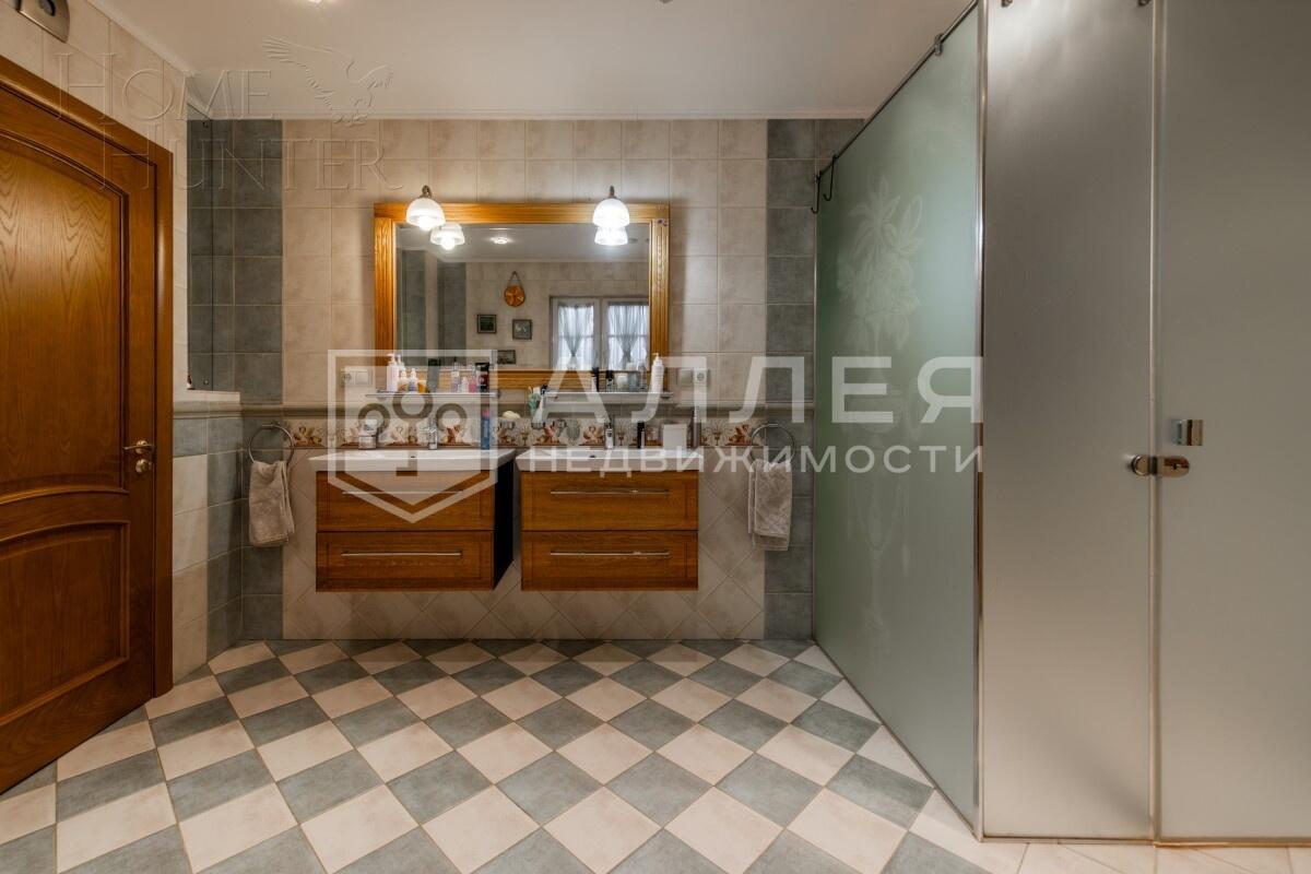 3-этажный коттедж 650 м² с отделкой