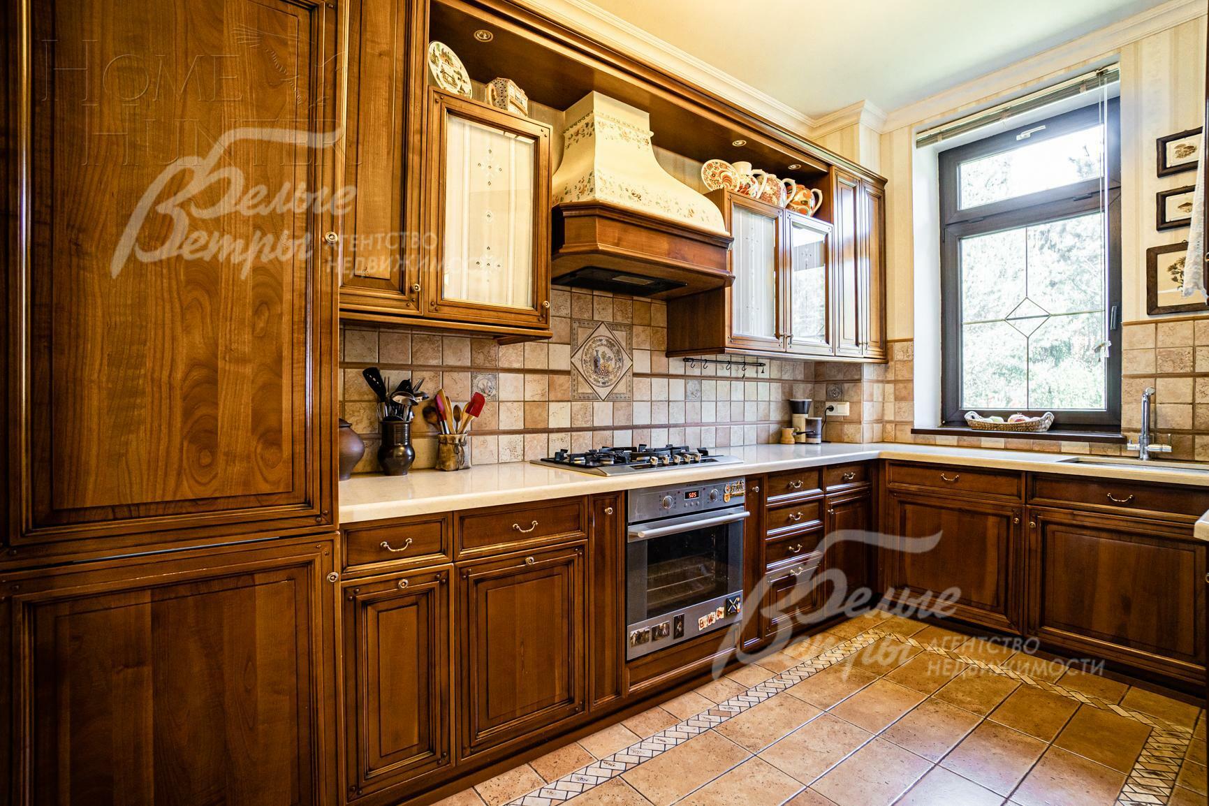 4-этажный коттедж 880 м² с отделкой
