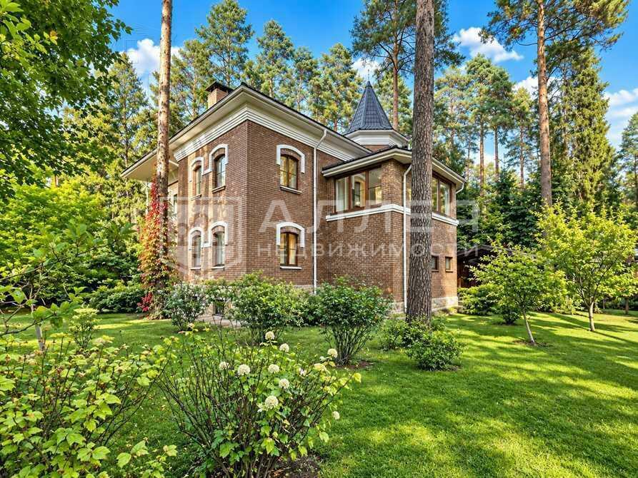 3-этажный коттедж 350 м² с отделкой