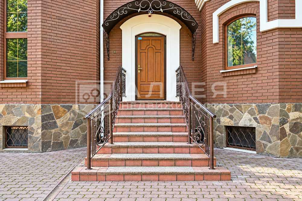 3-этажный коттедж 350 м² с отделкой