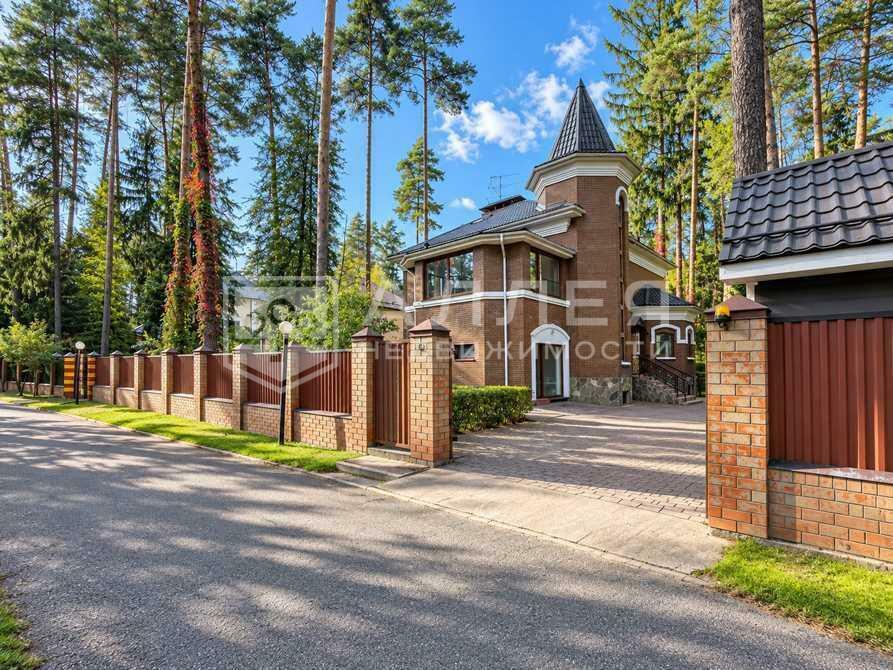 3-этажный коттедж 350 м² с отделкой