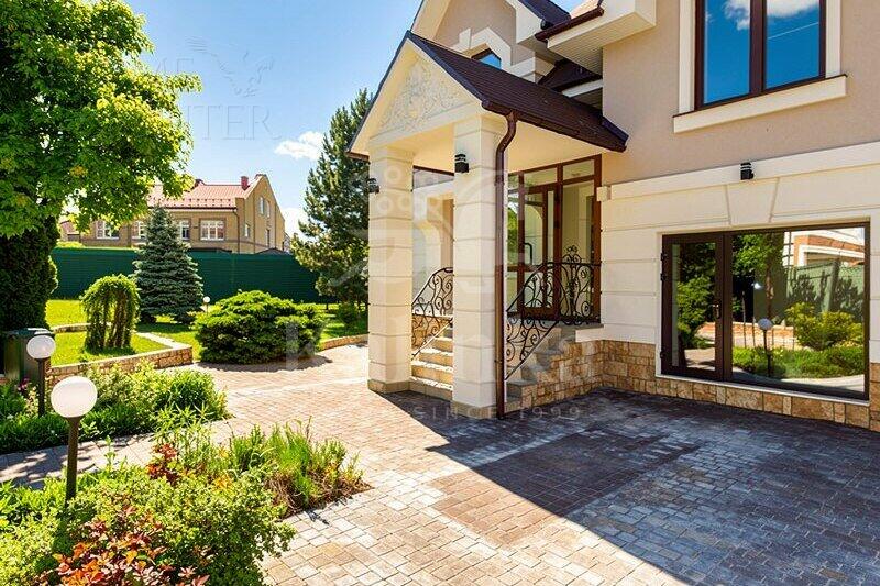 3-этажный коттедж 250 м² с отделкой