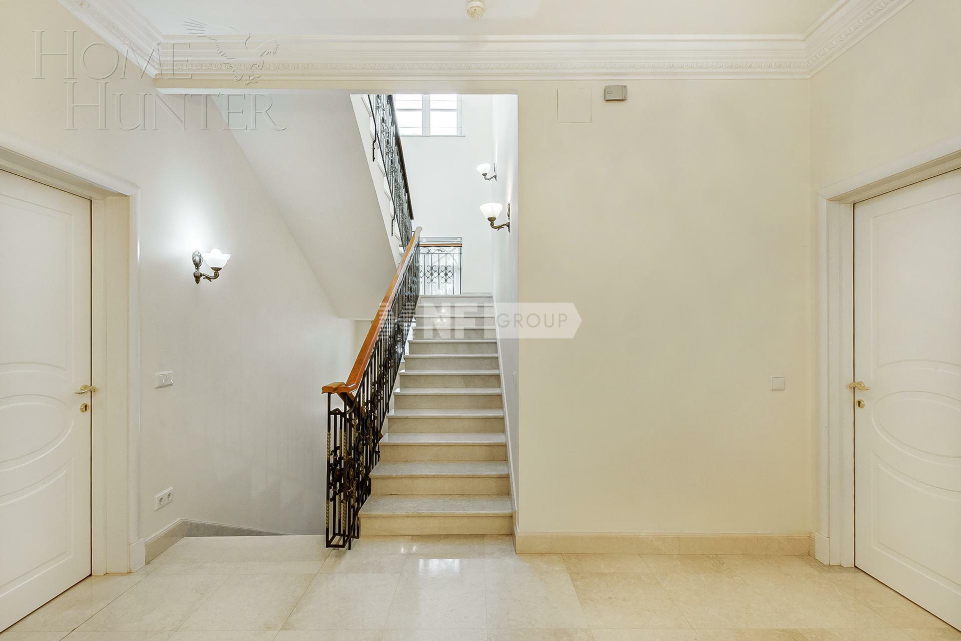 4-УРОВНЕВЫЙ ТАУНХАУС С ОТДЕЛКОЙ 450 М² НА 1 ЭТАЖЕ