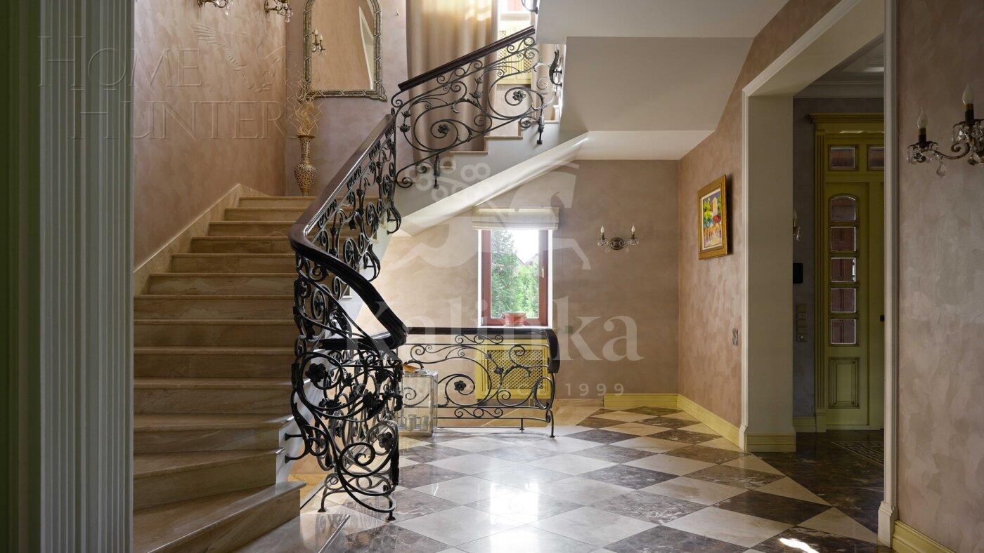 4-этажный коттедж 1 400 м² с отделкой