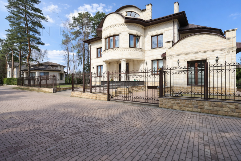 3-этажный коттедж 850 м² с отделкой