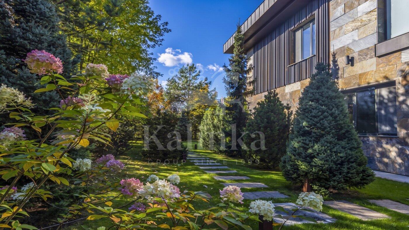 2-этажный коттедж 1 365 м² с отделкой
