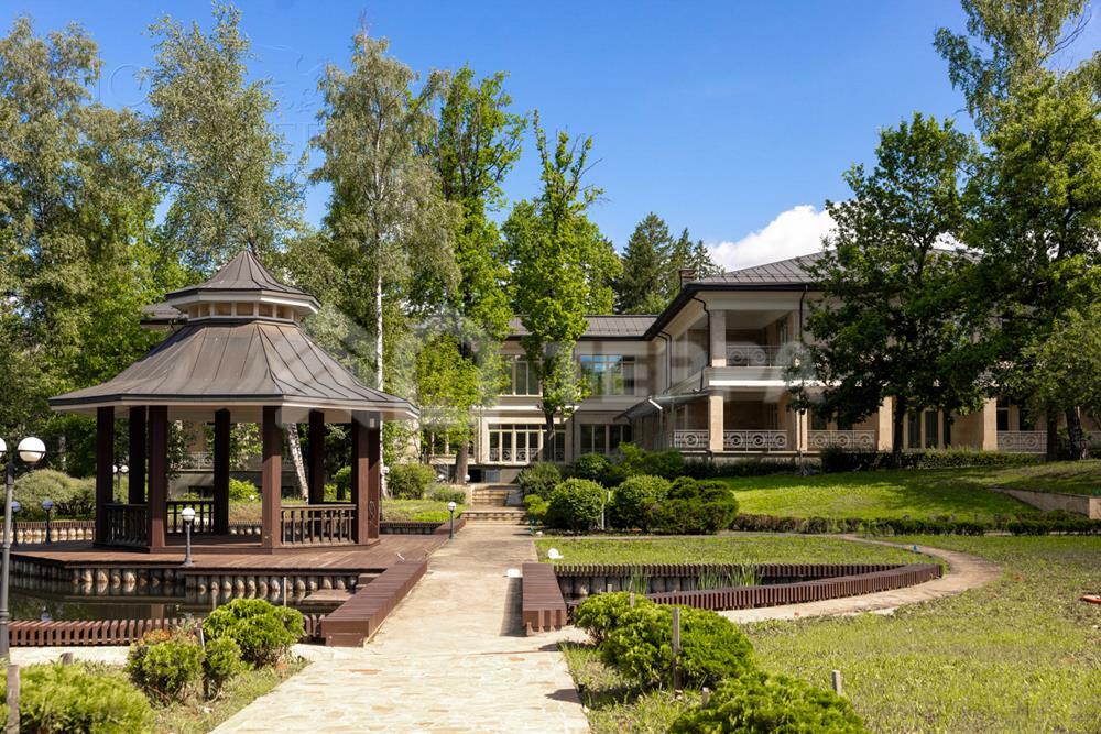 КОТТЕДЖ 1 930 м² с отделкой