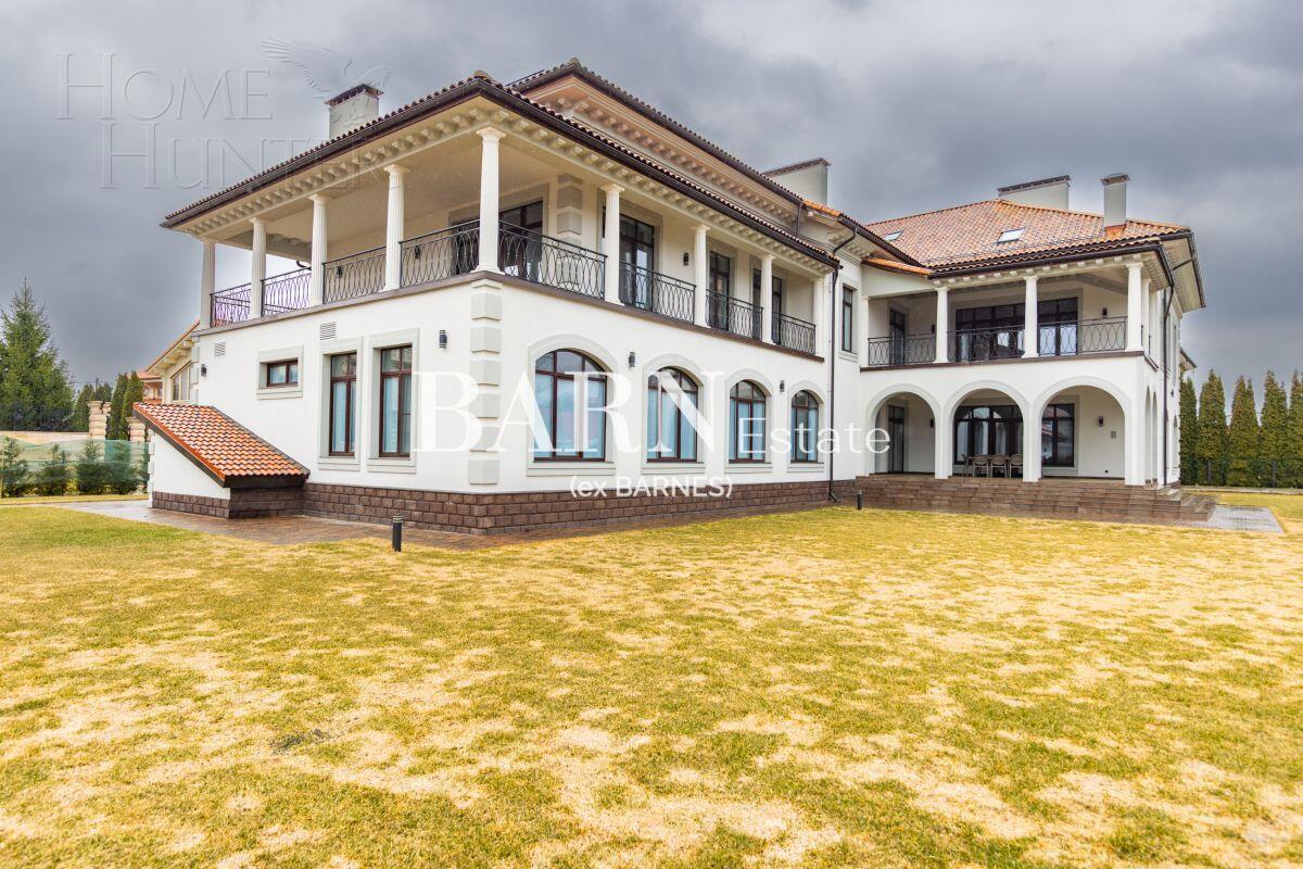 2-этажный коттедж 1 300 м² с отделкой