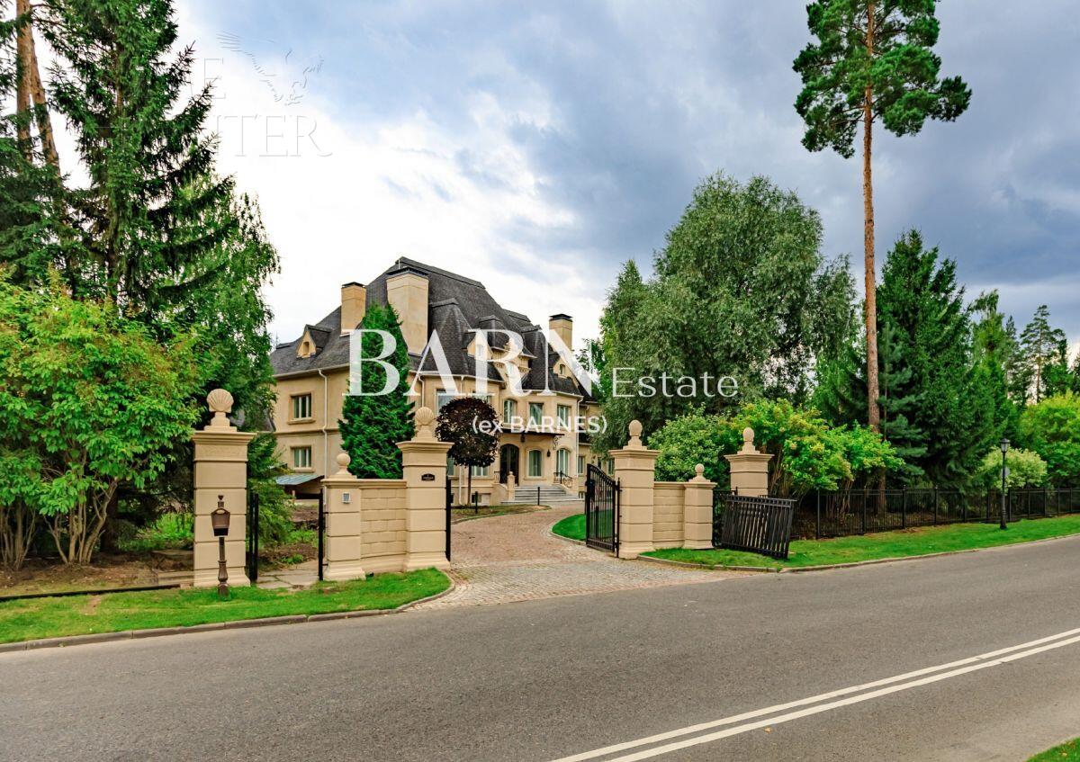 2-этажный коттедж 1 350 м² с отделкой