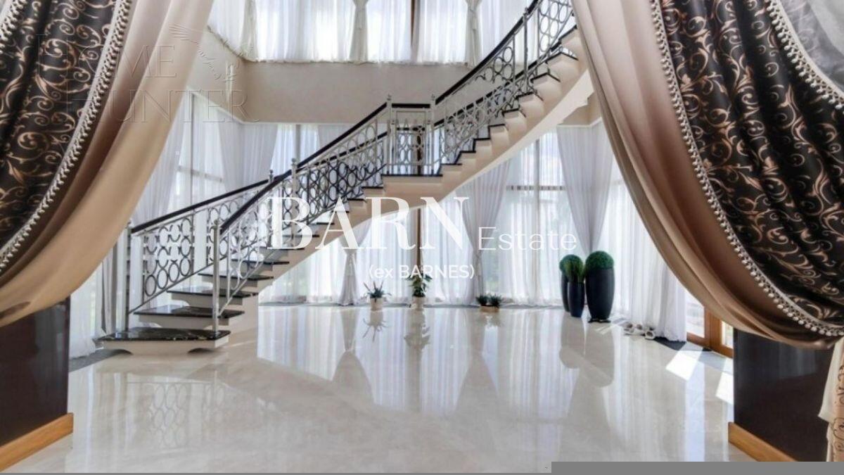 2-этажный коттедж 1 350 м² с отделкой
