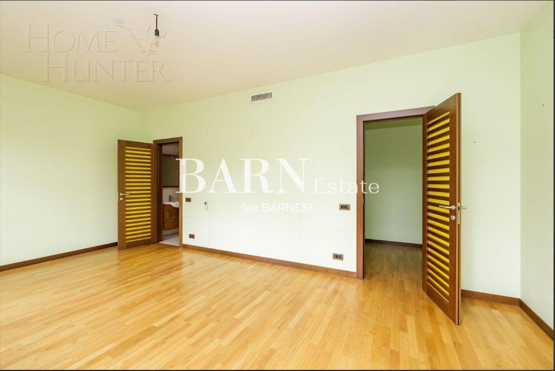 3-этажный таунхаус 350 м² с отделкой