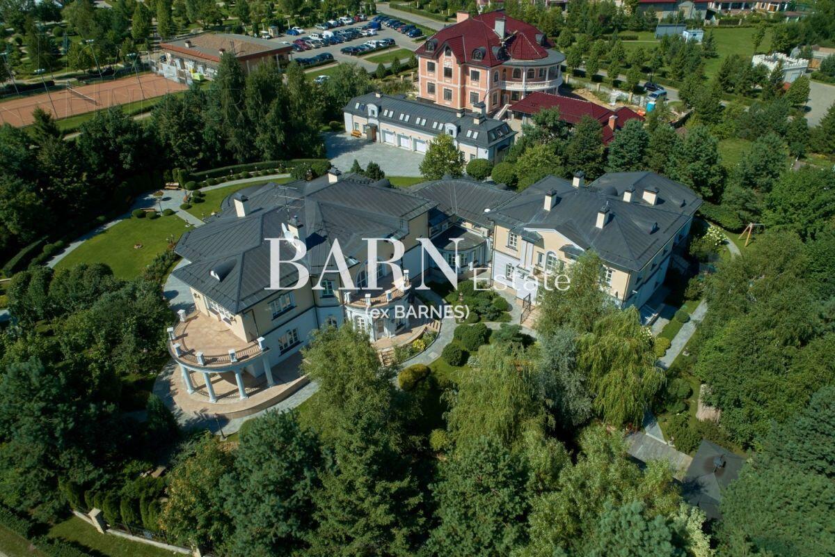 2-этажный коттедж 1 800 м² с отделкой