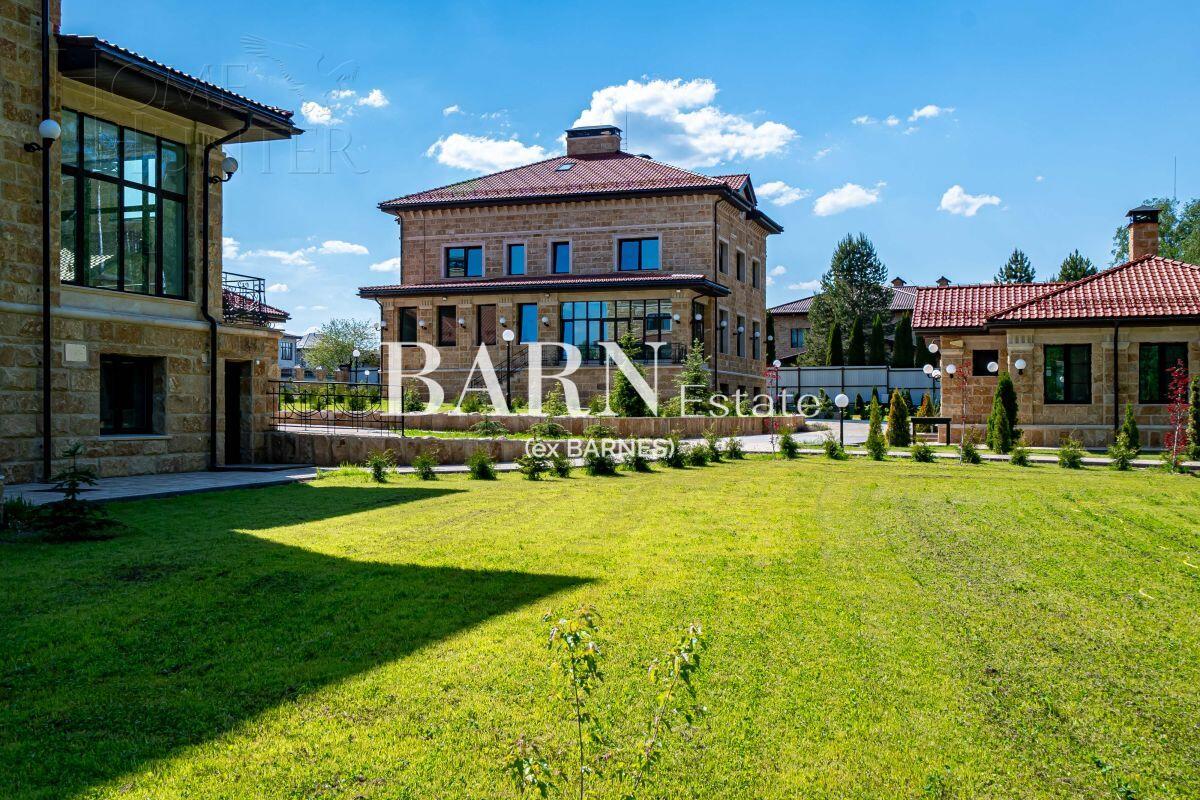 2-этажный коттедж 2 800 м² без отделки