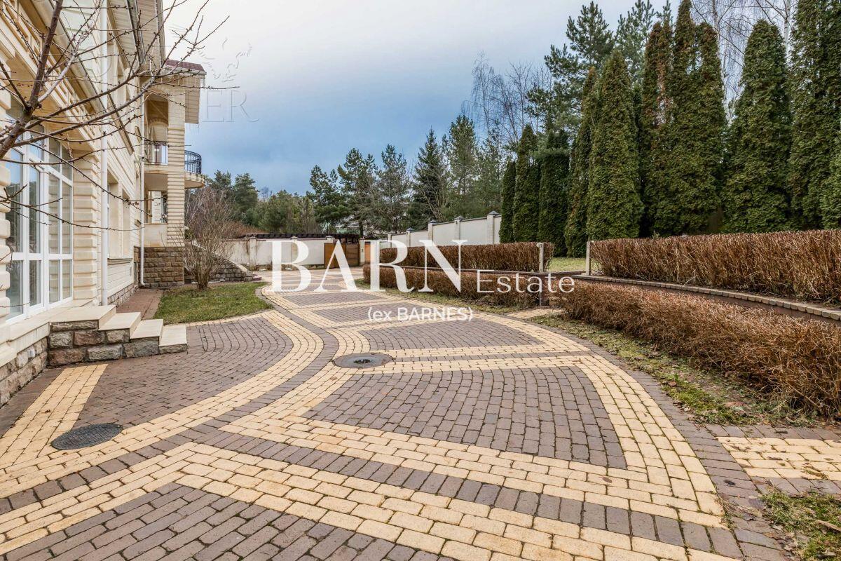 3-этажный коттедж 1 112 м² с отделкой