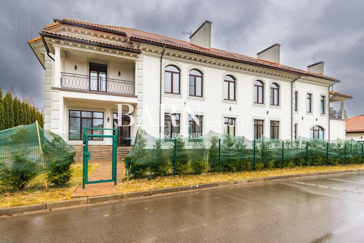 2-этажный коттедж 1 300 м² с отделкой
