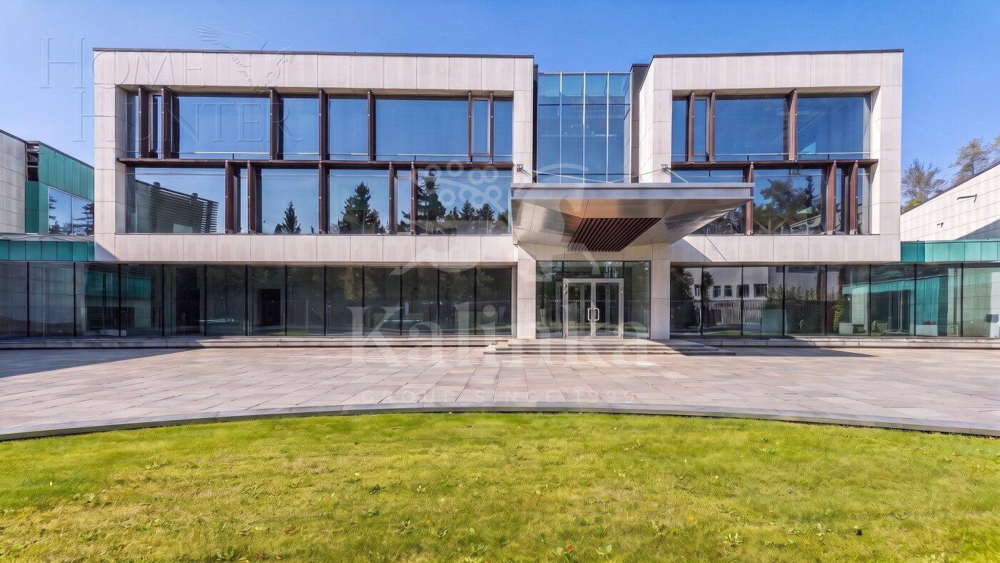 3-этажный коттедж 5 000 м² с отделкой