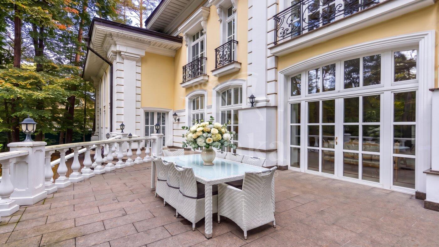 4-этажный коттедж 1 250 м² с отделкой