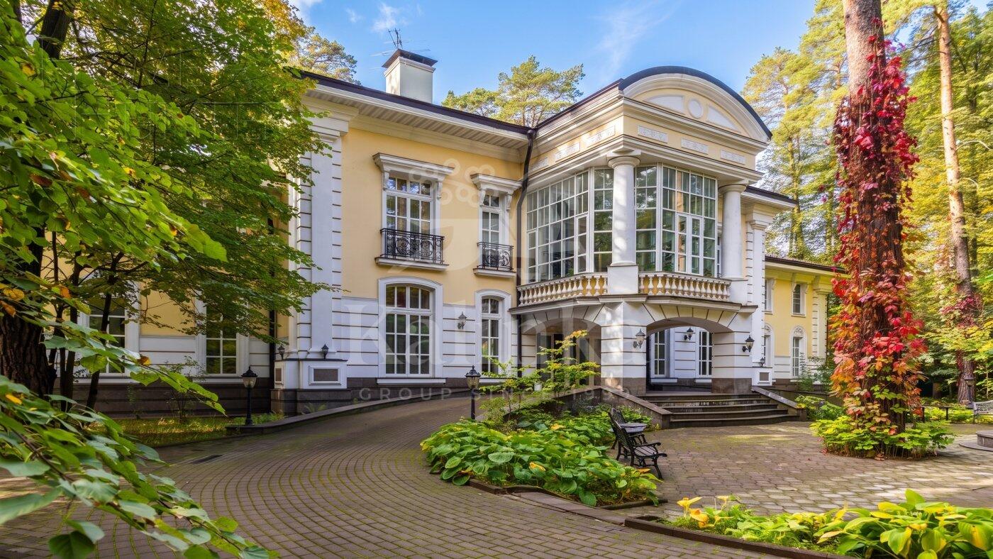 4-этажный коттедж 1 250 м² с отделкой