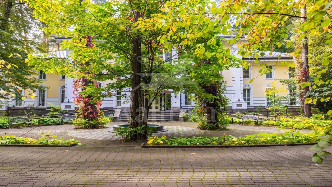 4-этажный коттедж 1 250 м² с отделкой