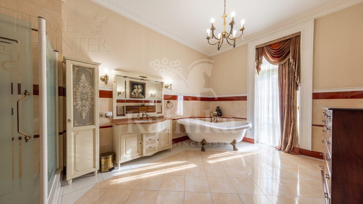 4-этажный коттедж 1 250 м² с отделкой