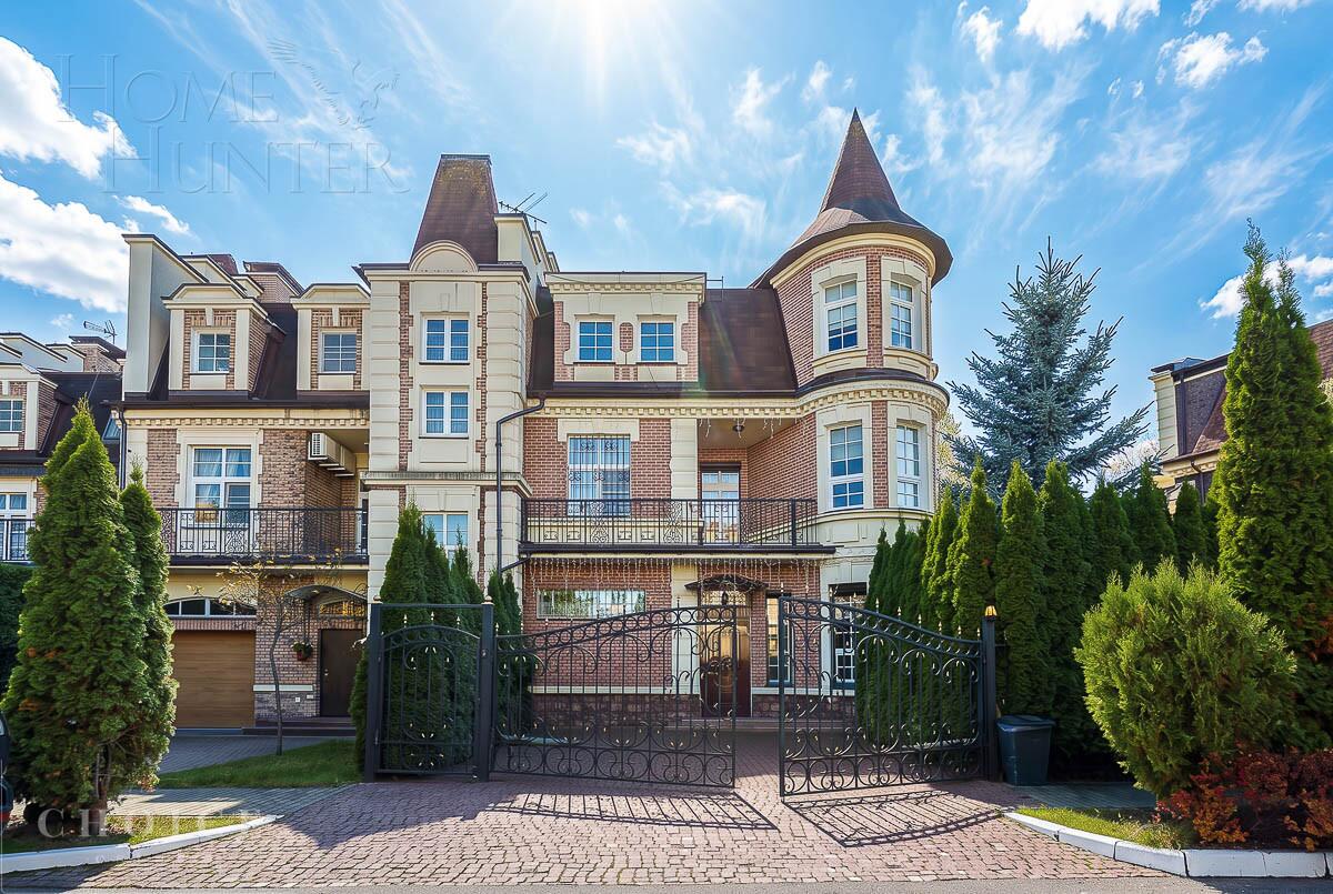3-этажный таунхаус 302.5 м² с отделкой