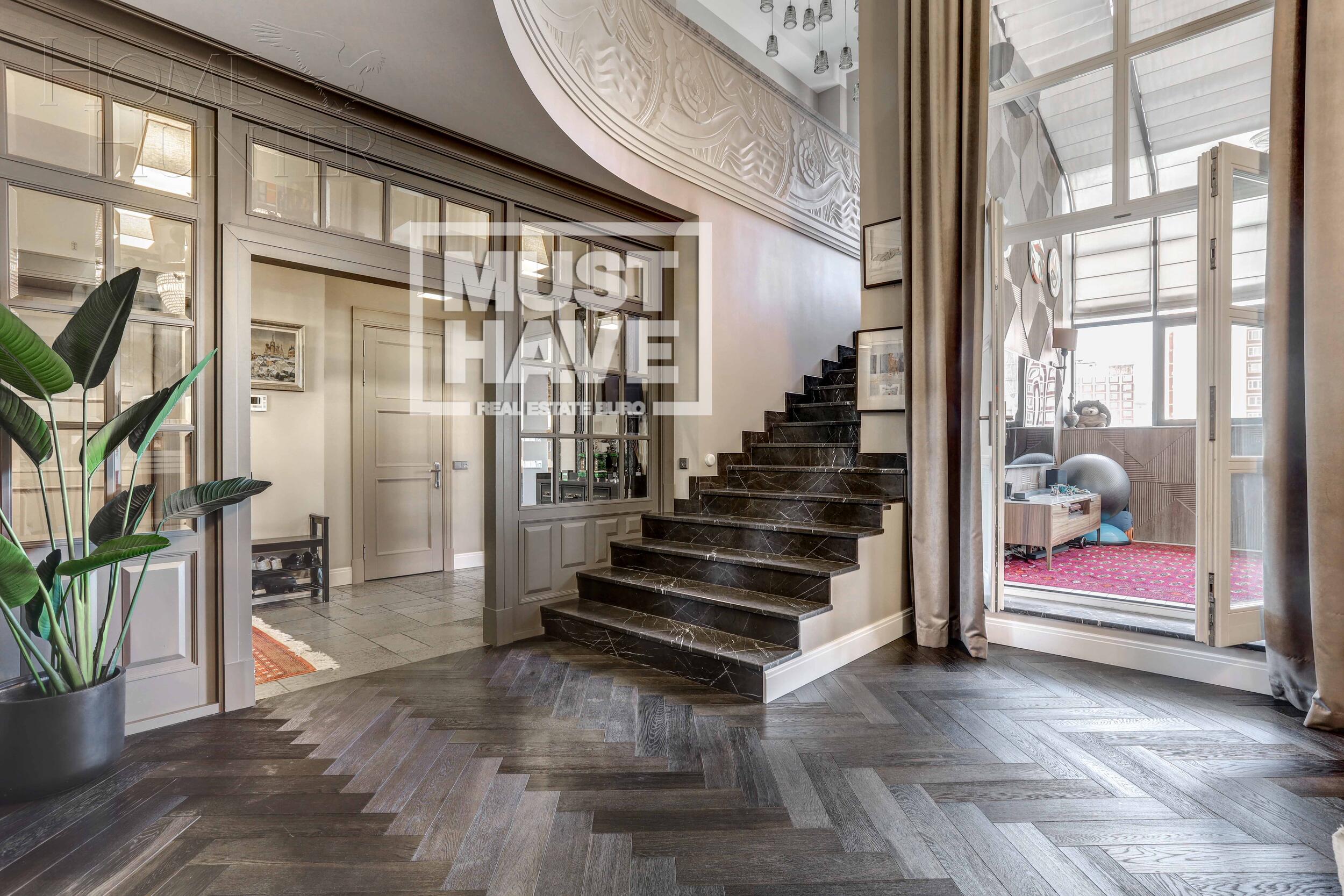 Продажа трехуровневого пентхауса с отделкой площадью 400 кв.м на 8 эт ...