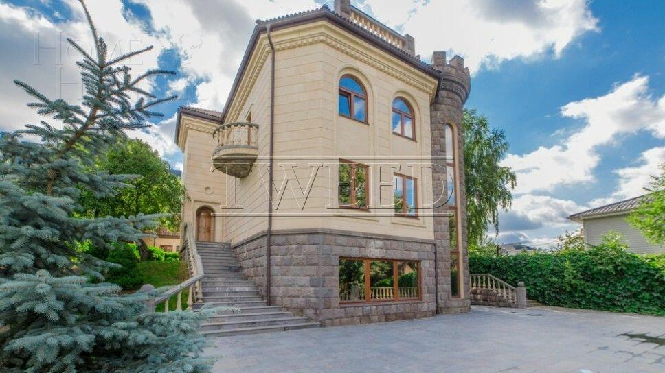 3-этажный коттедж 1 200 м² без отделки