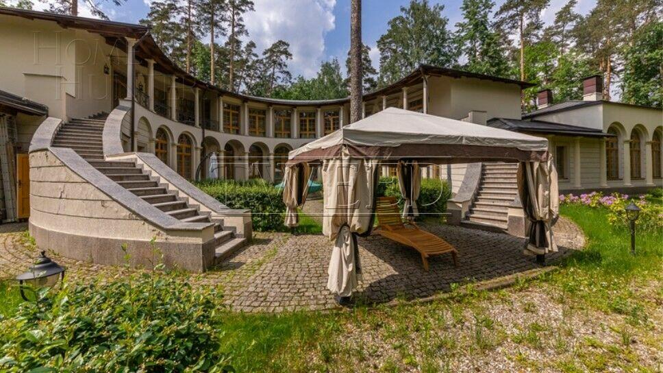 2-этажный коттедж 1 042.4 м² с отделкой