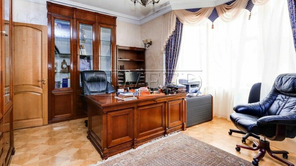 2-этажный коттедж 1 600 м² с отделкой