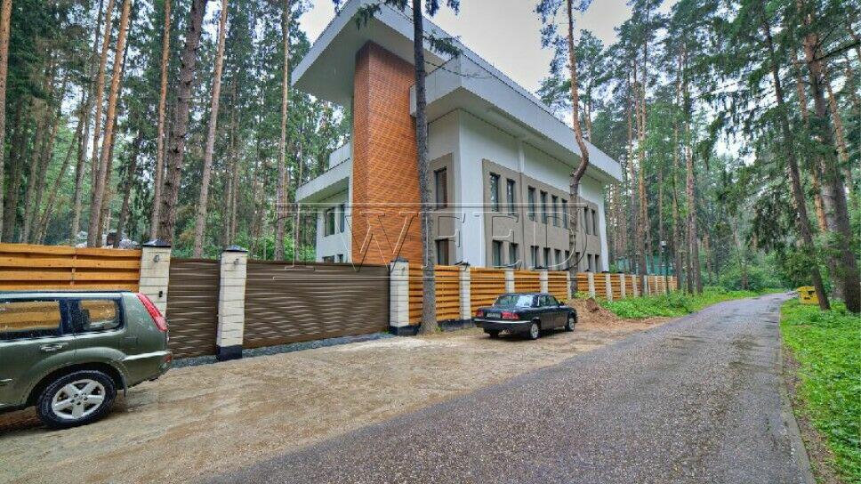 3-этажный коттедж 1 300 м² с отделкой