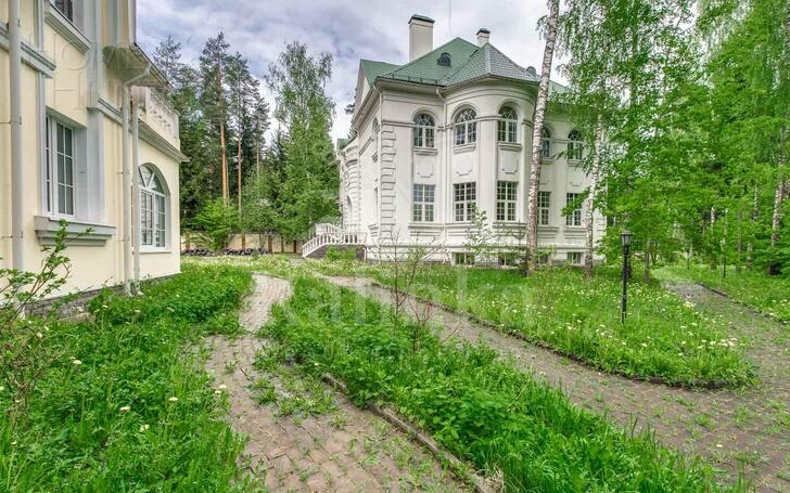 3-этажный коттедж 1 250 м² без отделки