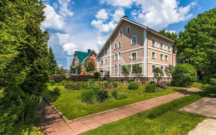 3-этажный коттедж 850 м² с отделкой