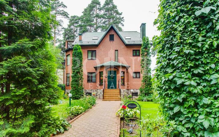 3-этажный коттедж 450 м² с отделкой