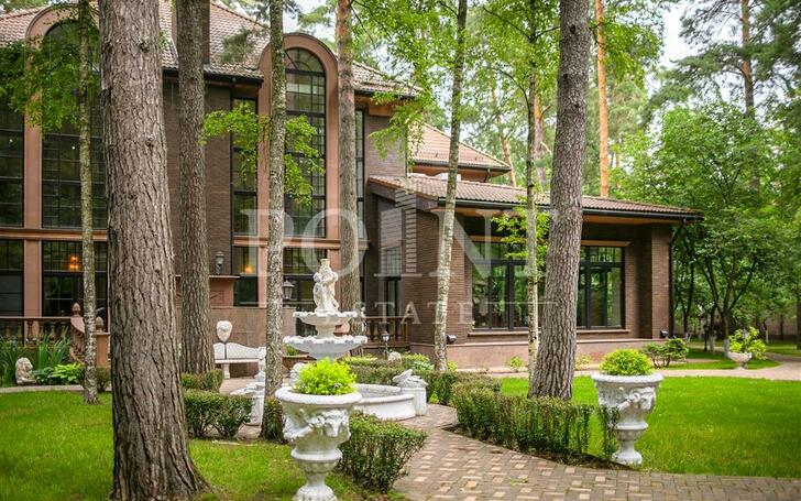 2-этажный коттедж 1 400 м² с отделкой